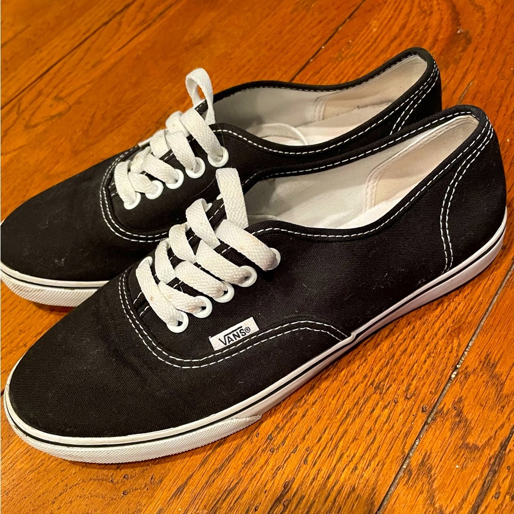 Black Vans Women’s Low Top